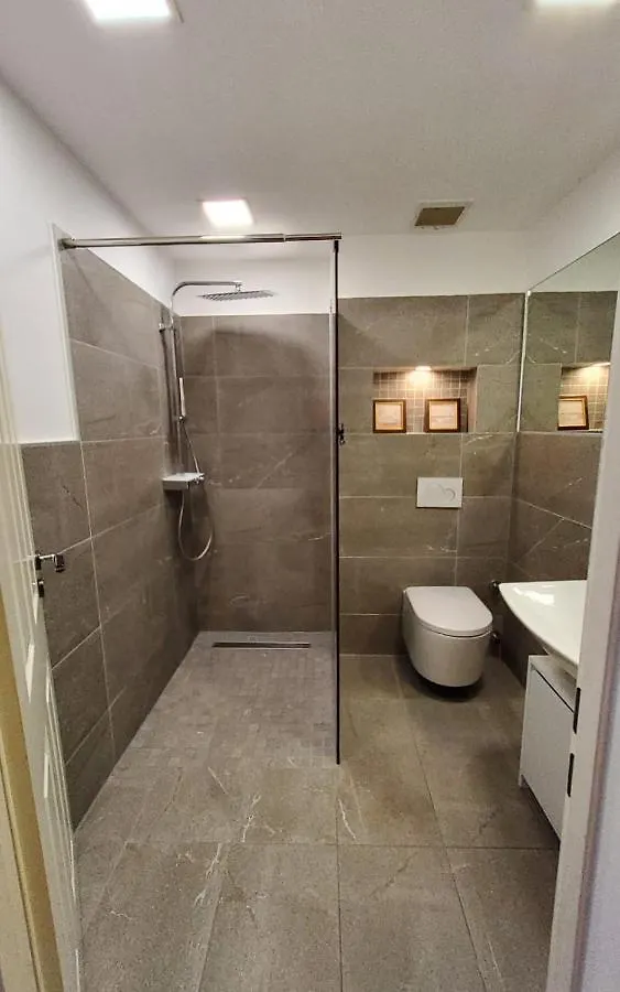 3 Zimmer Wohnung - Keine Party Wohnung ! 6 Personen 뒤셀도르프 0*,  독일